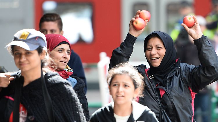 Tausende Flüchtlinge kommen in München an - dass der Bund dies erlaubt, stößt bei der CSU auf scharfe Kritik.