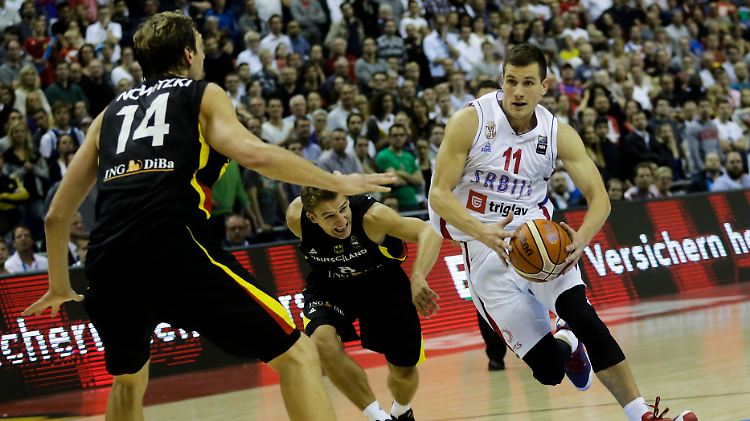 Dirk Nowitzki spielte mit dem DBB-Team lange auf Augenhöhe gegen Serbien.