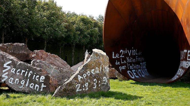 Die Riesenplastik "Dirty Corner" (schmutzige Ecke) wird teilweise auch als "Vagina der Königin" bezeichnet.