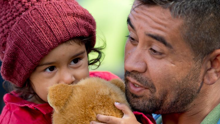 Hadisa und ihr Vater flohen aus Afghanistan - nun sind sie in München angekommen.