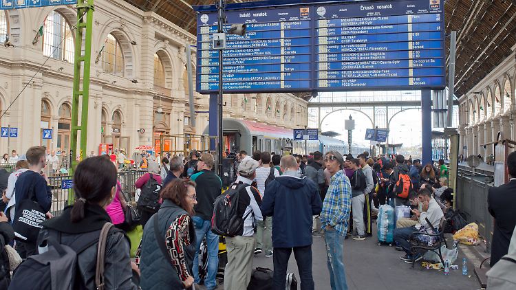 Reisende und Flüchtlinge im Ostbahnhof in Budapest