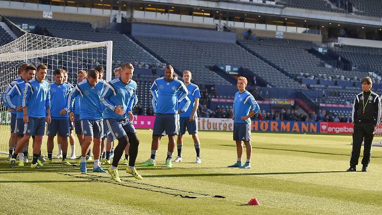 Joachim Löw und seine Eleven beim Training im Glasgower Hampden Park.