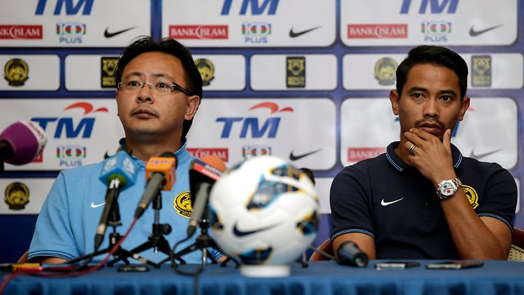 Sorgen im Blick: Malaysias neuer Interimstrainer Ong Kim Swee (l.) und Spieler Safiq Rahim vor dem anstehenden Spiel gegen Saudi-Arabien.