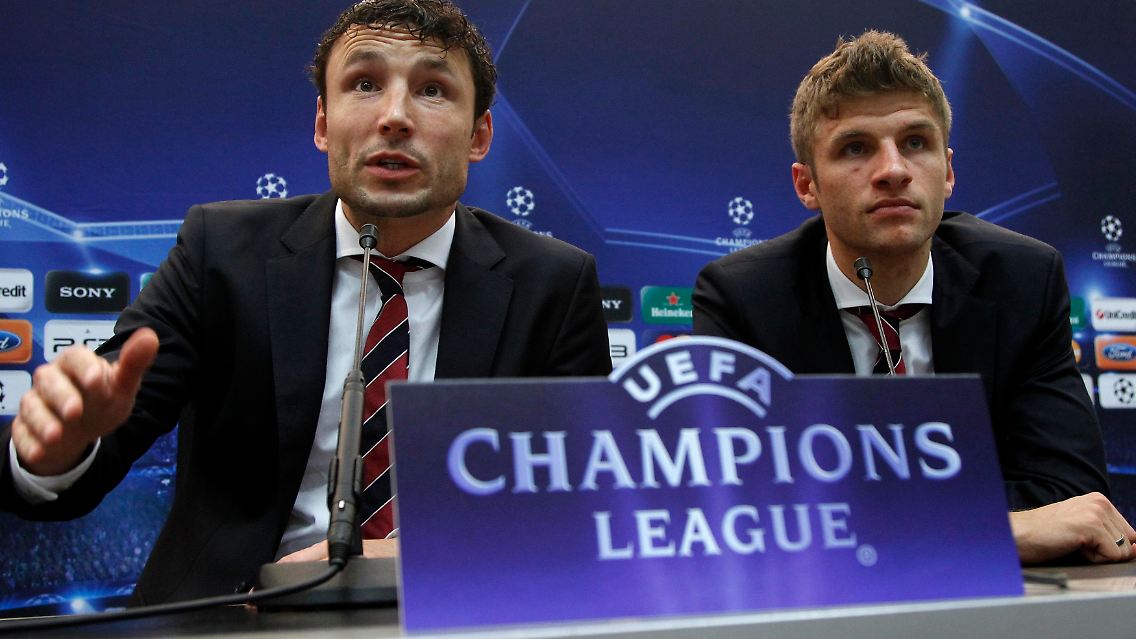 Mark van Bommel und Thomas Müller bei der Pressekonferenz vor dem Spiel, das zu einem Befreiungsschlag werden soll.