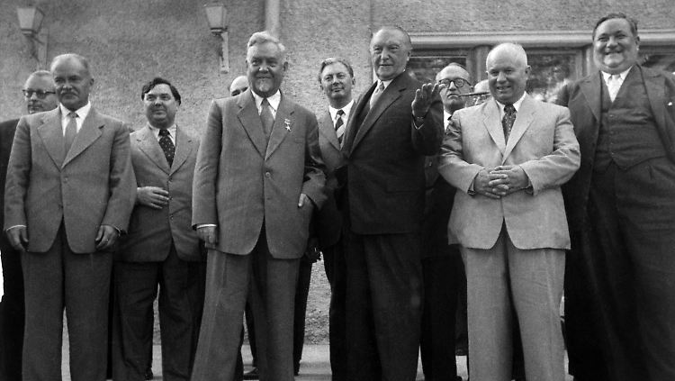 Carlo Schmid, Nikita S. Chruschtschow, Walter Hallstein, Konrad Adenauer, Kurt Georg Kiesinger, Nikolai A. Bulganin, Georgij M. Malenkow, Wjatscheslaw Molotow am 8. September1955 in Moskau. 