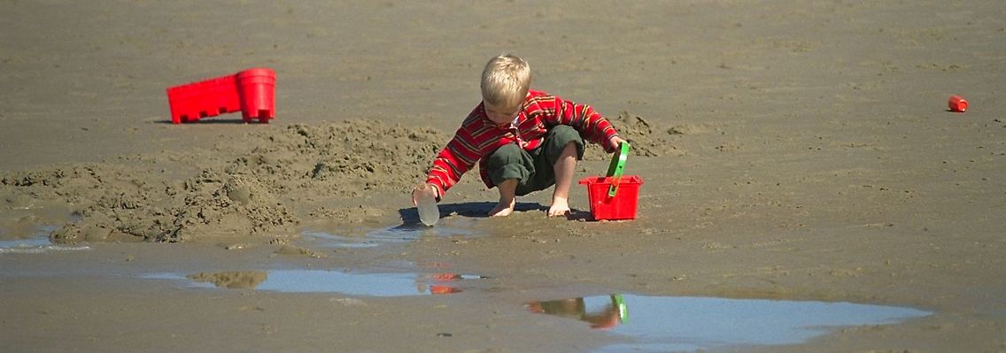 Ganz wie damals - am breiten Strand von Texel sind Sand und Schlick das ideale Spielzeug.