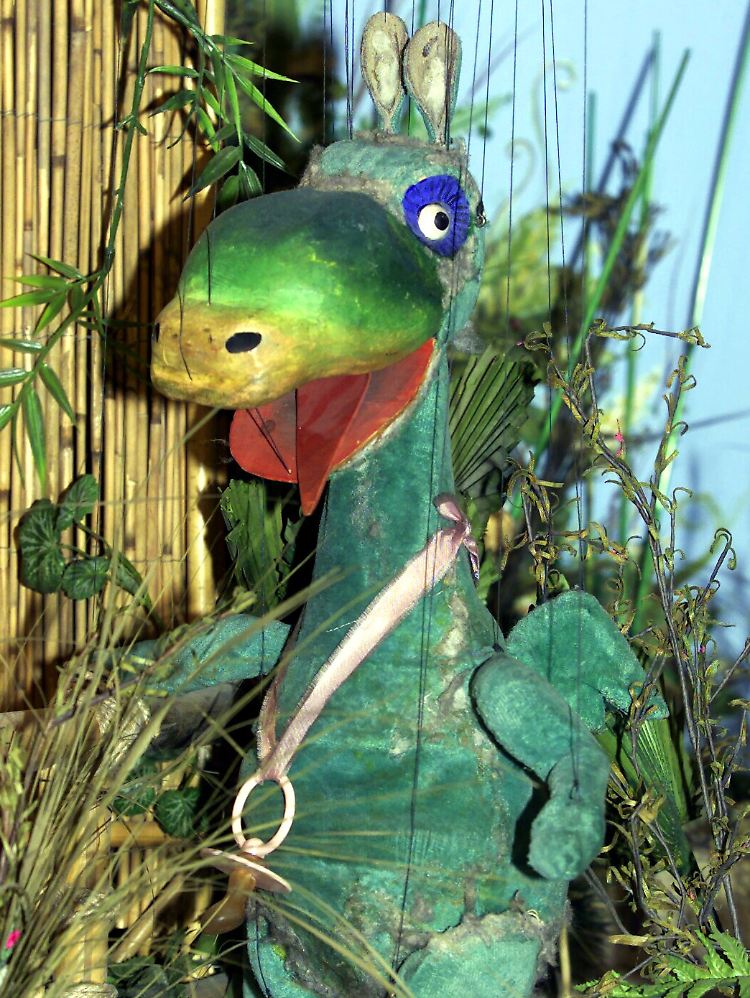 Im Museum der Augsburger Puppenkiste hängt das Urmel an seinen Fäden.