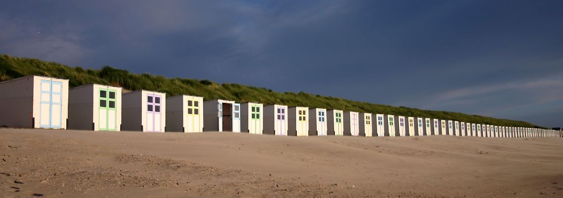 Hingucker unter blauem Himmel - auf Texel gibt es Strandhäuschen statt Strandkörbe, und das schon seit Langem.
