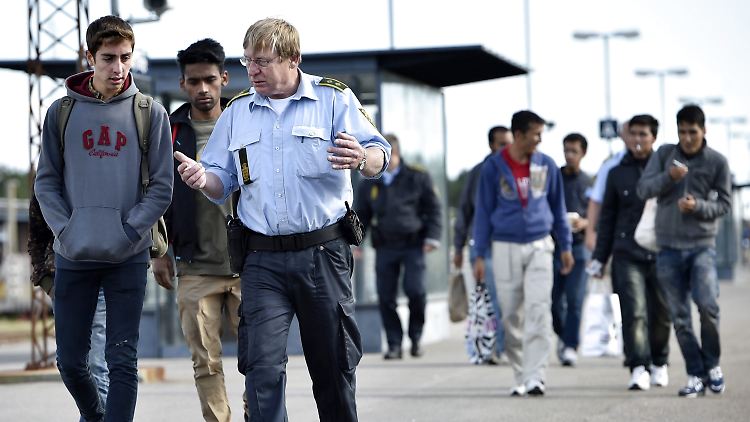 Die dänische Polizei konnte die Flüchtlinge überreden, nicht nach Schweden zu wandern.