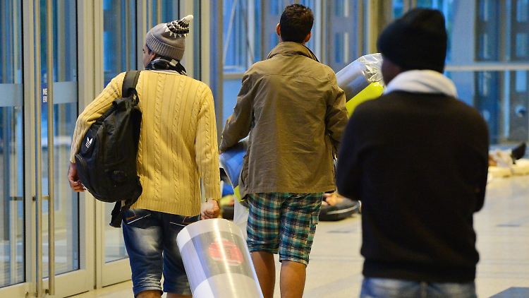 Auf dem Erfurter Messegelände sind die ersten Flüchtlinge eingetroffen. Die Messe bereitet sich auf die Unterbringung von bis zu 600 Migranten vor.