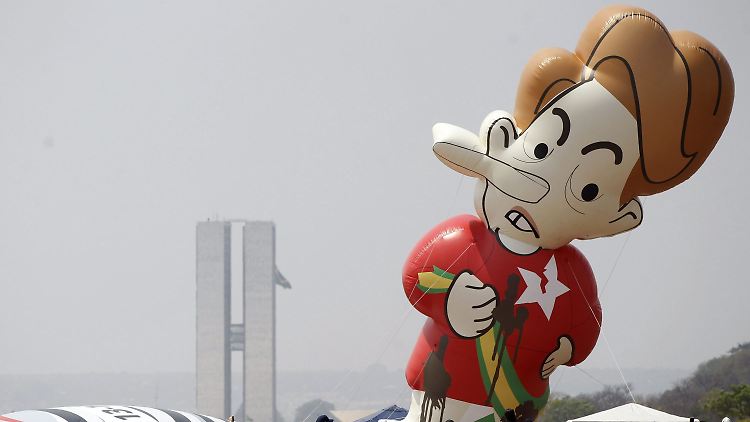 Eine gigantische Karikatur von Präsidentin Dilma Rousseff schwebt über der Militärparade zum Unabhängigkeitstag in Brasilien. Rousseff wird für die Rezession verantwortlich gemacht. 
