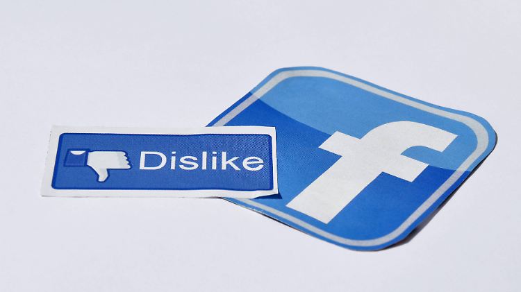 Facebook prüft die Meldungen über Hasskommentare. Viele dürfen aber stehenbleiben.  