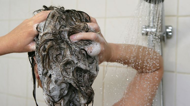 Ein preiswertes Babyshampoo erhält die Farbe länger als teure Spezialprodukte.