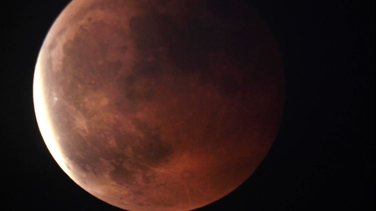 Aufgrund seiner rötlichen Färbung wird der verfinsterte Mond auch Blutmond genannt.