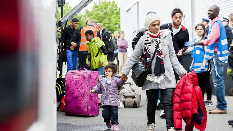 Ankunft von Flüchtlingen auf dem Gelände der Messe Erfurt.