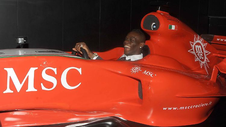 Mario Balotelli hat gut lachen: Trotz eines strengen Verhaltenskodex' bestraft ihn sein Klub nicht für sein Fehlverhalten.