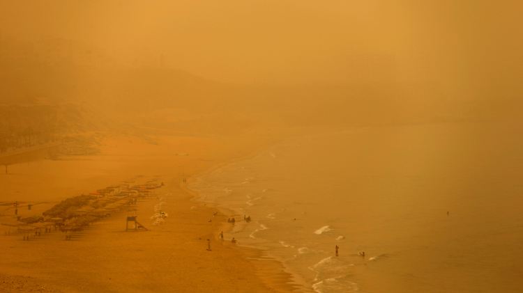 Die Küste des Libanon ist von Sand überzogen.