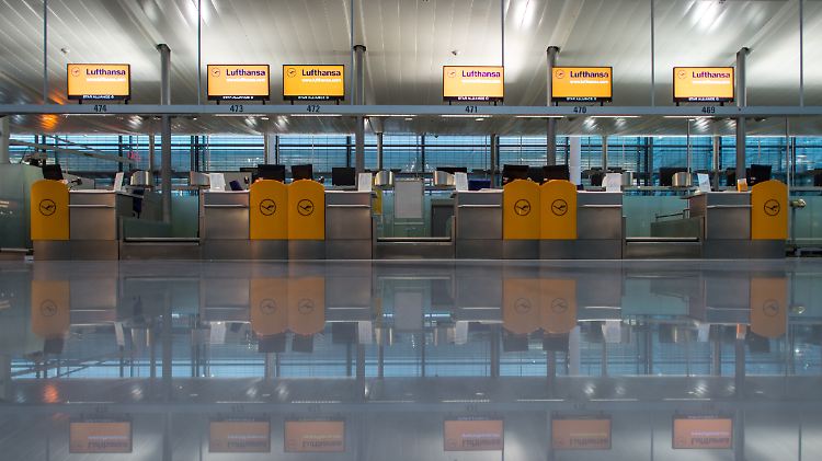 Viele Lufthansa-Schalter bleiben leer.
