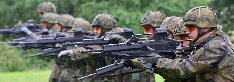 Als "krumme Knarren aus Schwarzwälder Produktion" werden die G36-Sturmgewehre betitelt.