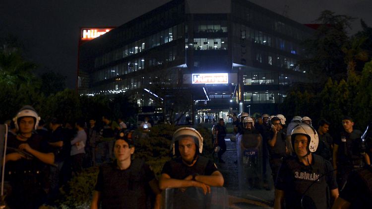 Nach gewaltsamen Ausschreitungen schützt die Polizei die Redaktion der Zeitung "Hürriyet".