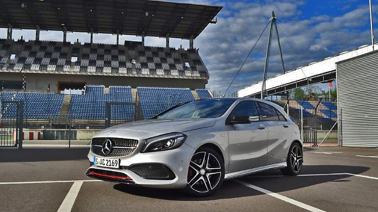Der neue AMG A 45 mit 381 PS ist die Wuchtbrumme, darunter rangiert der A 250. Wer will, bekommt den sogar als Handschalter.