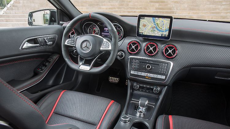 Das Wichtigste am AMG ist der Fahrmodischalter mit der Option "Race" in der Mittelkonsole hinter dem Ganghebel.