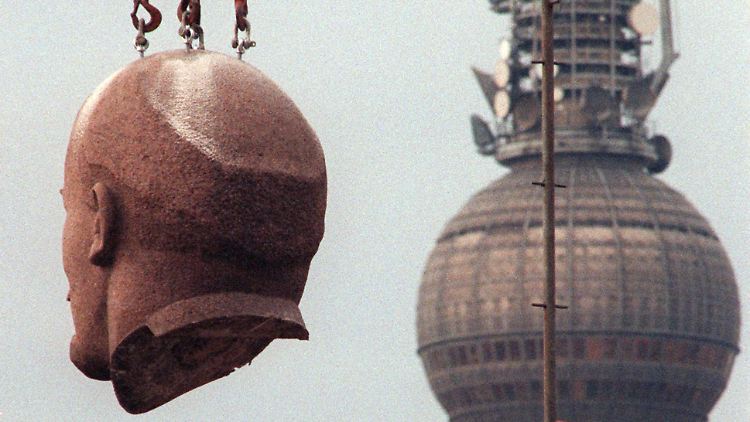 Freischwebend: Lenins Kopf wurde im November 1991 abtransportiert.