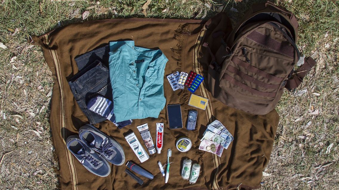 "Ich will nicht, dass sie wissen, dass ich ein Flüchtling bin. Ich denke, dass jemand mich entdecken und die Polizei rufen könnte, weil ich ein Illegaler bin." Iqbals Besitz: Eine Hose, ein T-Shirt, ein Paar Socken, ein Paar Schuhe Shampoo und Haargel, Zahnbürste und Zahnpasta, Hautaufhellungscreme Kamm, Nagelknipser, 100 US-Dollar 130 Türkische Lira, Smartphone und Ersatz-Handy, SIM-Karten für Afghanistan, Iran und die Türkei.
