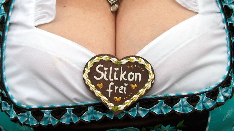 Es muss nicht immer Silikon sein. Brustvergrößerungen sind auch mit Eigenfett möglich.