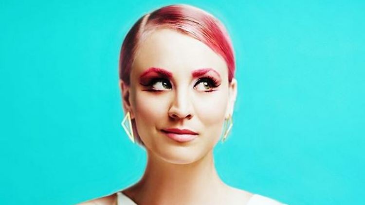 Kaley Cuoco ist sonst blond, bleibt aber auch mit pinkfarbenem Haar die bestverdienende Serienschauspielerin.
