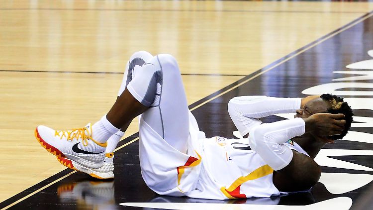 Dennis Schröder zeigt bei der Basketball-EM bisher mehr Licht als Schatten.