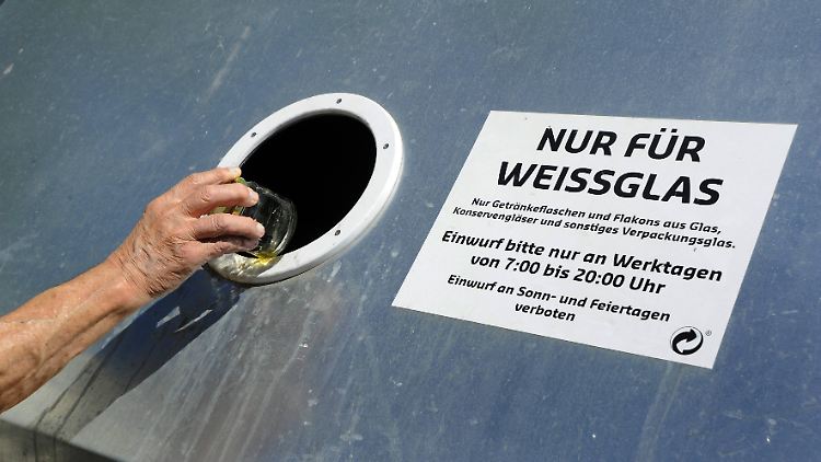 Schon wenige gefärbte Flaschen in diesem Container reichen und der gesamte Inhalt ist unbrauchbar fürs Recycling. Eingeschmolzen wäre er für Weißglas zu unrein, für Buntglas zu blass.
