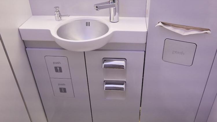 Etwas für Liebhaber: Die beengten und hygienisch zweifelhaften Verhältnisse von Flugzeug-Toiletten sind nicht jedermanns Sache.