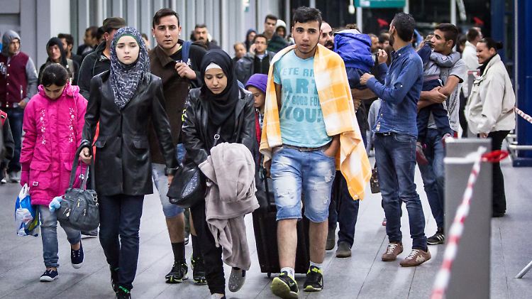 Flüchtlinge im Bahnhof Düsseldorf Flughafen: Finanzminister Schäuble macht eine enge Rechnung auf.