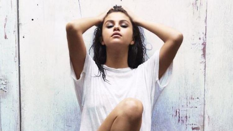 Es ist nicht das erste Mal, dass Selena Gomez sich sexy präsentiert - doch so nackt wie jetzt zeigte sie sich noch nie.
