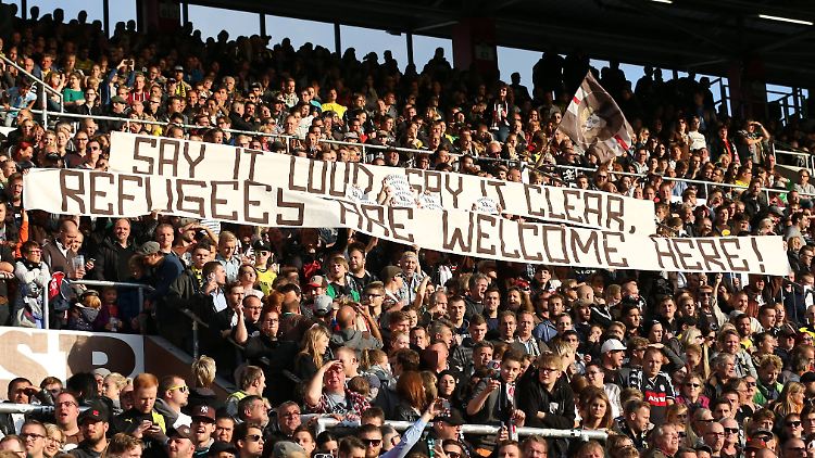 Die Fans von St. Pauli heißen Flüchtlinge herzlich willkommen in Hamburg.