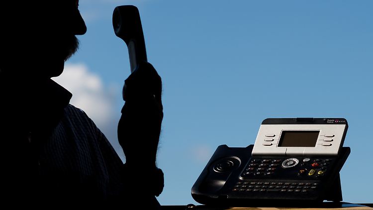 Mit Computerprogrammen können Betrüger beliebige Telefonnummern im Display des angerufenen erscheinen lassen.