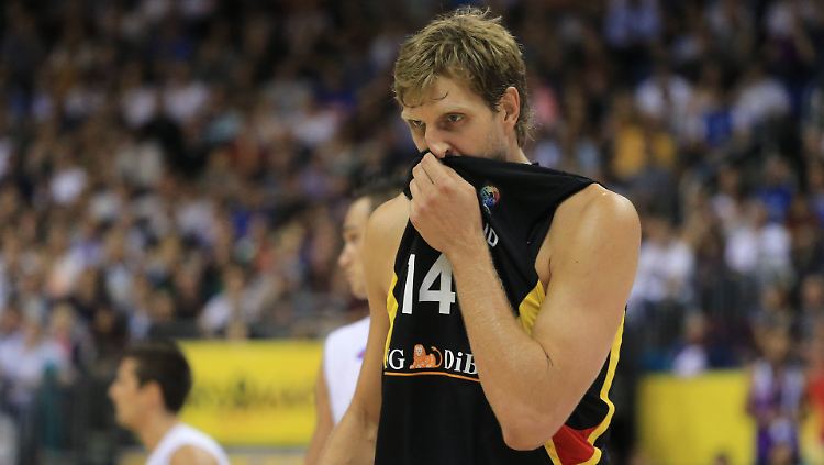 Der Frust über die unglücklichen Niederlagen bei der EM sitzt tief bei Dirk Nowitzki. Der abwesende Kollege Theis bekam das nun zu spüren.