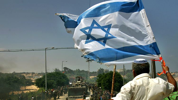 August 2005: Im Gazastreifen protestiert ein Siedler gegen die anrückende Armee, die den Abzug durchsetzt.