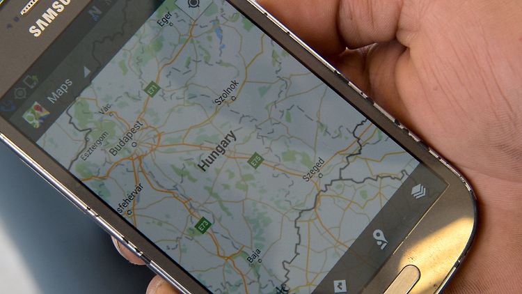 In Budapest zeigt ein syrischer Kurde die Karte, mit der er sich auf dem Weg nach Deutschland orientiert.