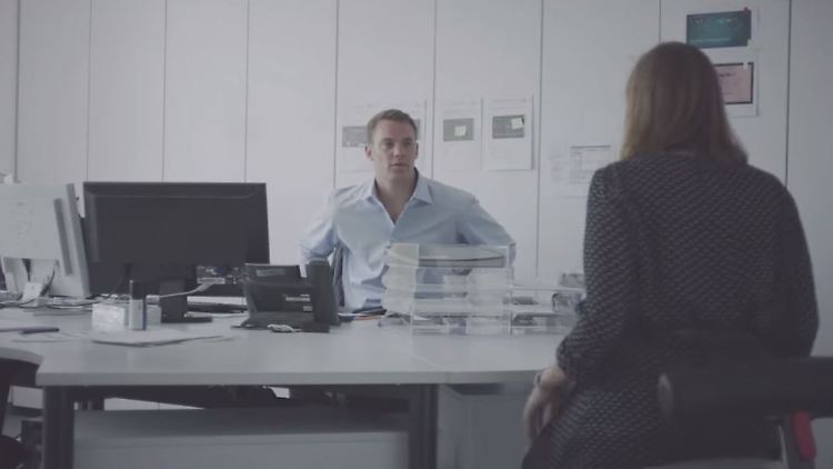 Dann doch sogar noch lieber beim FC Bayern: Manuel Neuer im Werbespot.