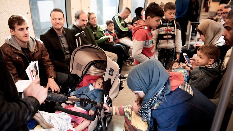 Flüchtlinge im Hauptbahnhof von Kopenhagen hoffen auf die Weiterreise nach Schweden. 