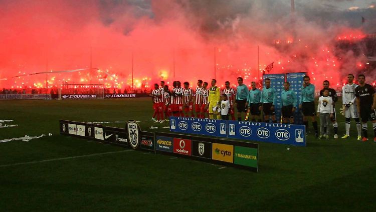 PAOK-Fans brennen bengalische Feuer ab.