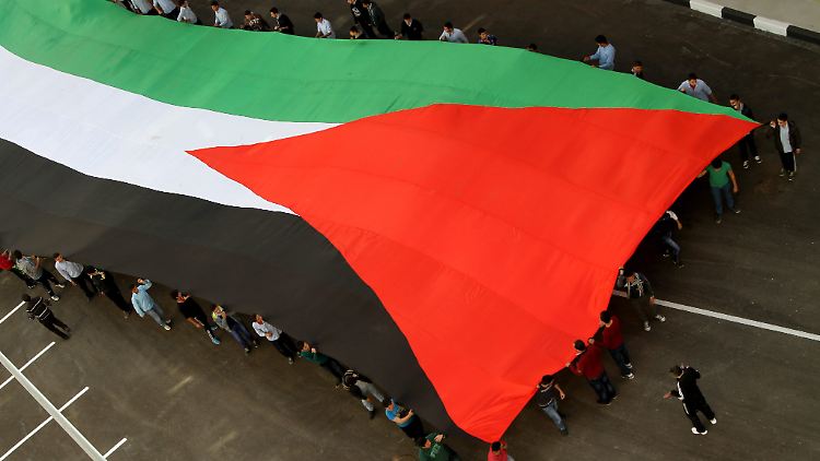 Die in den panarabischen Farben schwarz, weiß, grün und rot gehaltene palästinensische Fahne.