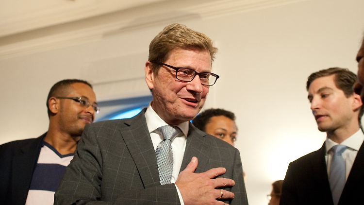 Zur Begrüßung legt Westerwelle die Hand aufs Herz, anstatt die der anderen zu schütteln - eine Vorsichtsmaßnahme angesichts seiner angeschlagenen Gesundheit.