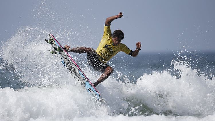Hier gibt es ihn noch: Ein Surfer mit einem T-Shirt von Quiksilver.