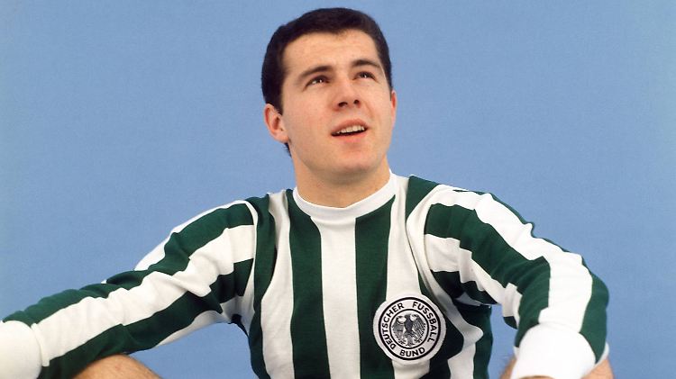 Als alles begann: Franz Beckenbauer 1966 im Nationaltrikot - das seinerzeit ausnahmsweise gestreift war.