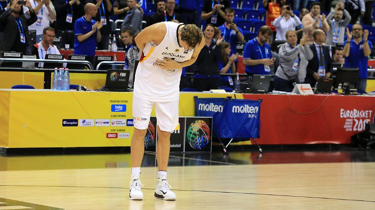Große Geste vom besten deutschen Basketballer aller Zeiten: Dirk Nowitzki verneigt sich vor dem Publikum. Auch wenn er keine besonders gute EM gespielt hat, die Gründe für das Ausscheiden liegen an anderer Stelle.