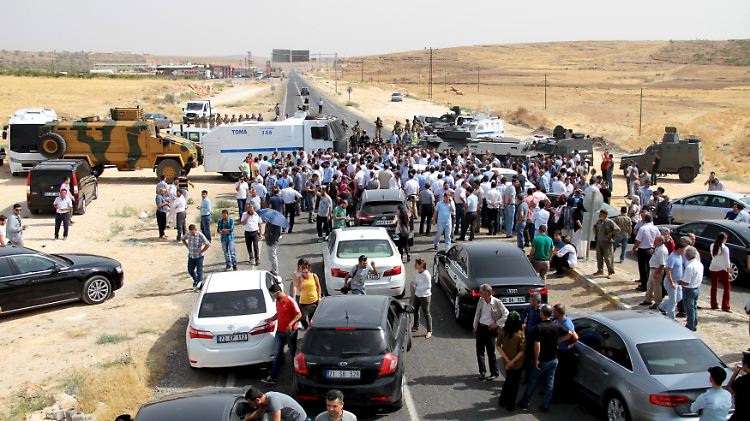 An einer Straßensperre kurz vor Cizre ist Schluss. Die Sicherheitskräfte lassen niemanden in die Stadt, in der in den vergangenen Tagen mindestens 30 Menschen getötet wurden.
