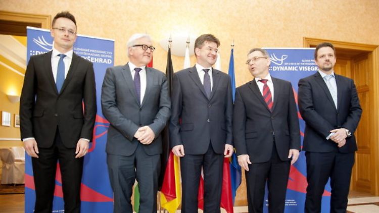 Ungarns Außenminister Peter Szijjarto vor dem Treffen mit seinem Kollegen Frank-Walter Steinmeier, dem Slowaken Miroslac Lajcak, dem Tschechen Lubomír Zaoralek und Rafal Trzaskowski aus Polen (v.l.n.r.).